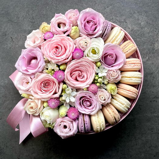 Flowers and macaroons in pink box -size small