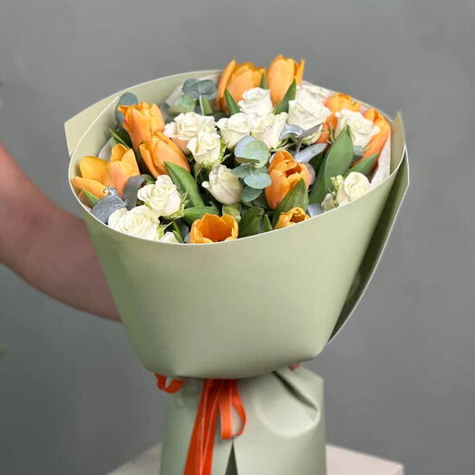 Дуэт весенних тюльпанов и мини-роз