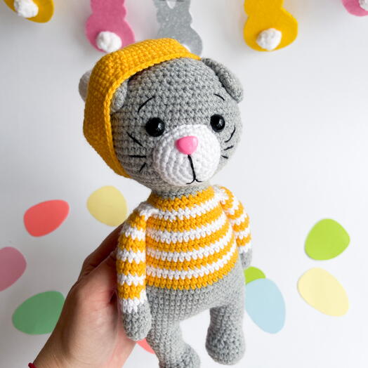 Вязаный котик в жёлтой тельняшке