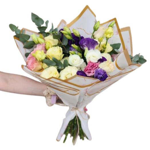 Ramo de flores lisianthus con papel coreano