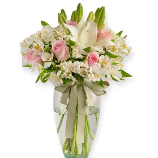 Florero de astromelia con lirios y rosas