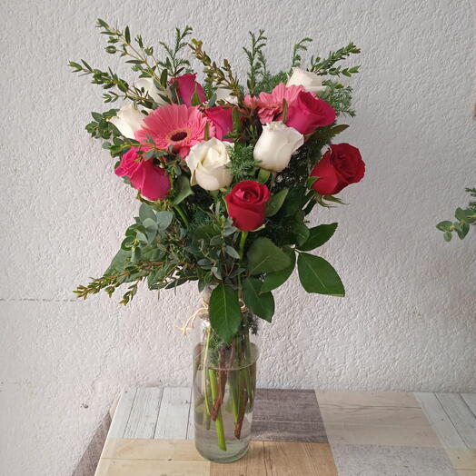 Florero rosas fiucsas, blancas y eucalipto