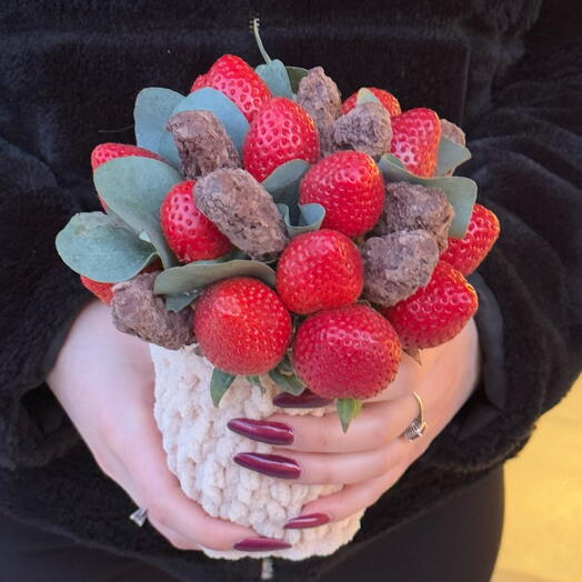 Авторская композиция из клубники и шоколада