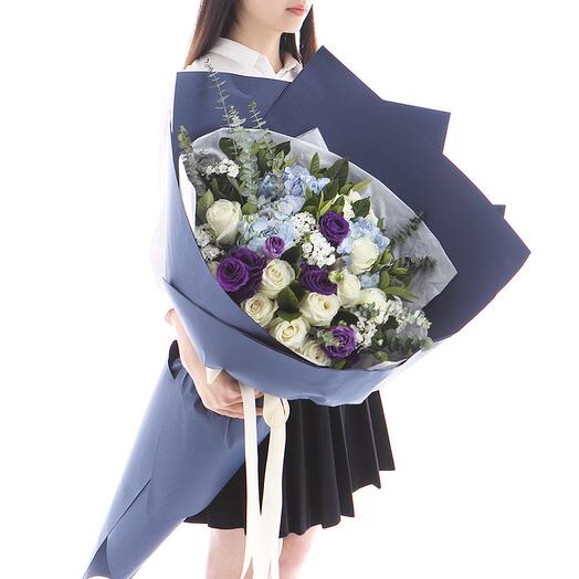 "Bear-hugging bouquet" accompanies you