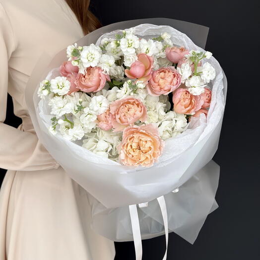 Ароматный букет с маттиолой и пионовидной розой