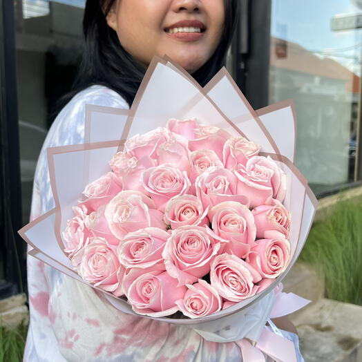 25 Sweet Pink Semiholand roses