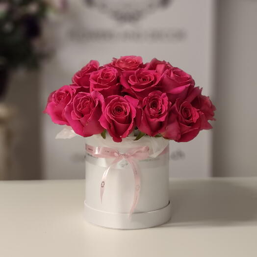 Eleganter Rosenstrauss in Zylinderbox