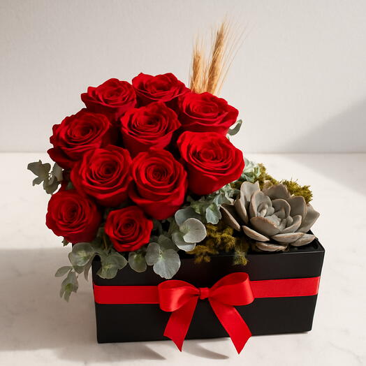Caja Elegante de Rosas Rojas y Suculentas – Arreglo Floral Premium con Toque Moderno