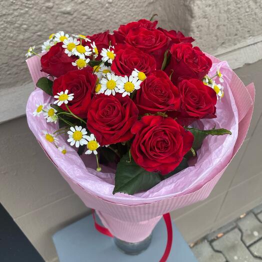 9 roses with tanacetum