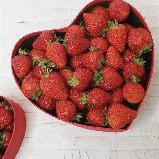 Сердце со свежей клубникой Большое