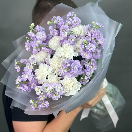 Ароматный букет с маттиолы и диантусов