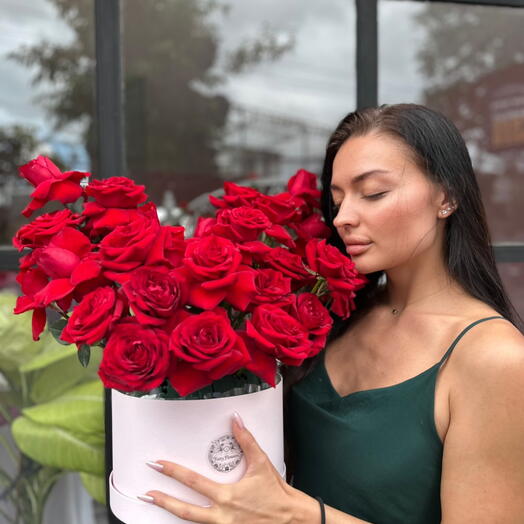 Средняя коробка с красными розами