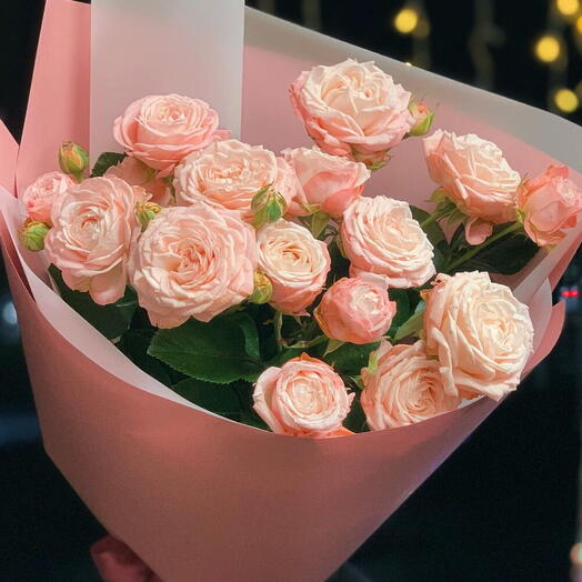 Bukiet z rożowej roży gałązkowej