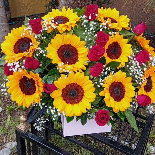 Caja con girasoles y rosas