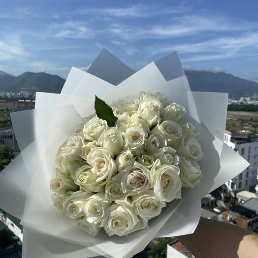 35 white 2 types of roses