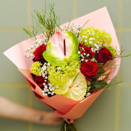 Růze s anthuriem, viburnem a gypsophilou