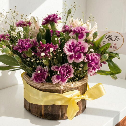 Caja de Claveles y Astromelias Blancas – Arreglo Floral Elegante en Base Circular