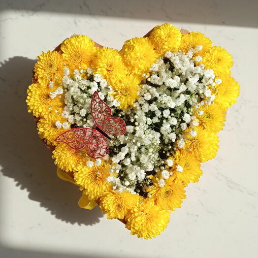 Corazon Floral Amarillo con Baby Breath – Arreglo Romantico en Caja de Madera