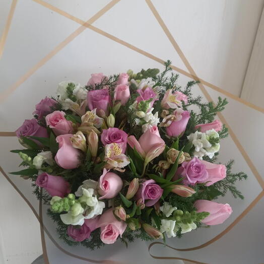 Ramo de rosas lilas y rosas color rosa