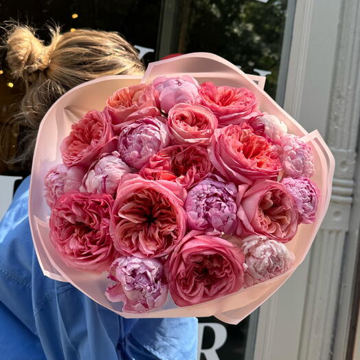 Пионы и букет садовых роз