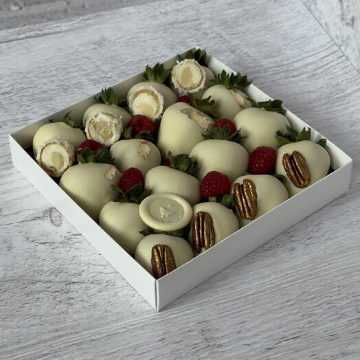 16 strawberries in chocolate in white chocolate