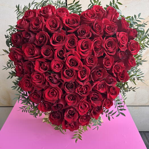 Heart of red roses