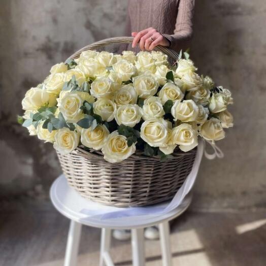 151 роза в корзине с эвкалиптом