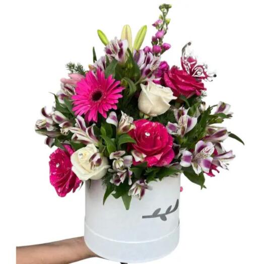 CAJA POTE CON FLORES DE ESTACION Y ROSAS BARBIE