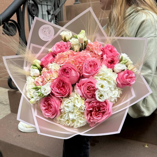 Күзгі таңның үлкен мөлшері (бақша раушандары, спрей раушандары, гортензиялар, лисантус, Stipa)