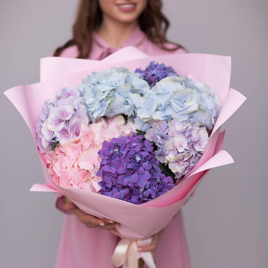 Большой букет из гортензии микс в оформлении