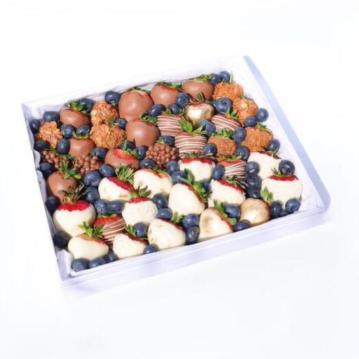 LUXURY CHOCOLATE-COVERED STRAWBERRIES