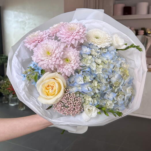 Bouquet con ortensia azzurra