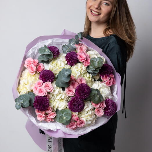 Bouquet « Équilibre élégant » (Hortensias, roses branchues roses, chrysanthèmes, eucalyptus) GRAND FORMAT