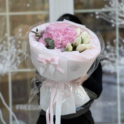 Букет из гортензии и белых тюльпанов - "Розовая изысканность"