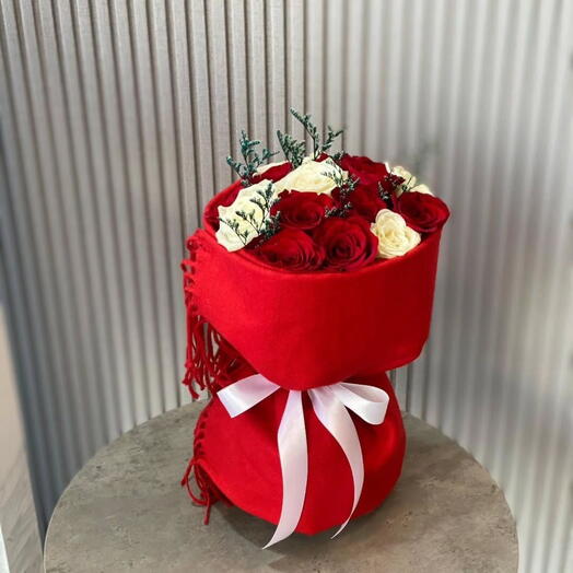 بوكيه التوازن المخملي – ورد أحمر وأبيض بلمسة فاخرة