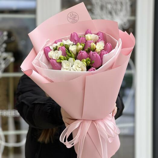 Букет тюльпанов и фрезий - «Цветочный вальс»