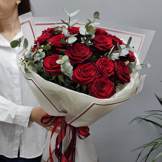 Букет с розами и эвкалиптом