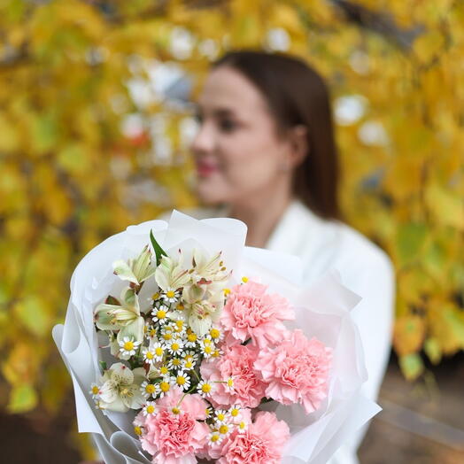 Стойкий букет с ароматными ромашками
