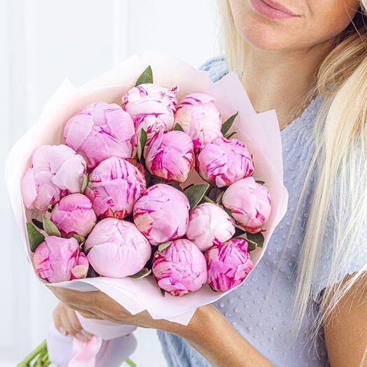 15 пионов в нежном оформлении