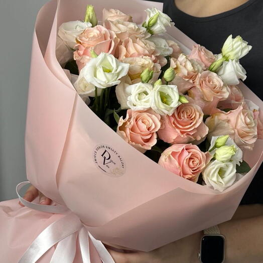 Eustoma ve gül buketi