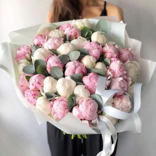 Букет из 31 бело-розовых пионов с эвкалиптом