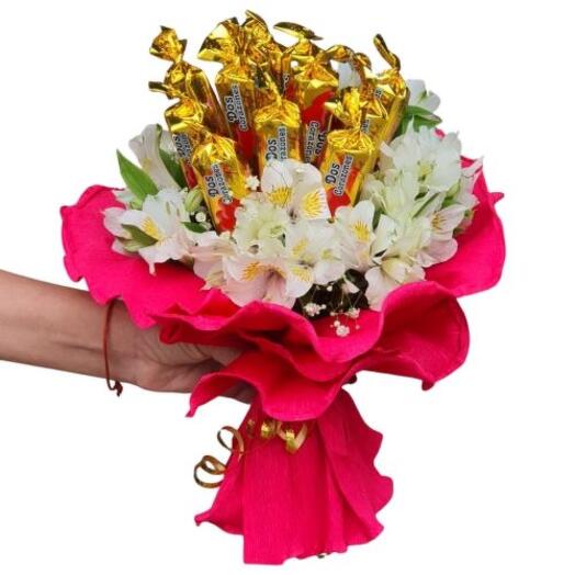 RAMO DE FLORES CON BOMBONES DE CHOCOLATES DOS CORAZONES