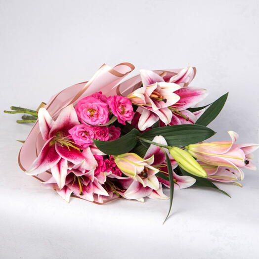 Liliom és lisianthus csokor