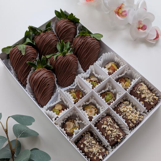 Conjunto de chocolate: morangos cobertos com chocolate, bombons e marshmallows cobertos com chocolate