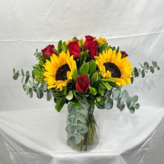 Arreglo Pasion de Girasoles – Girasoles con Rosas Rojas