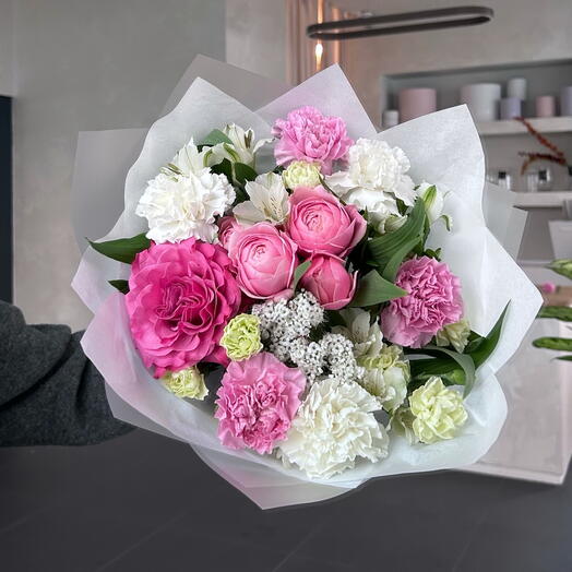 Смешанный букет с пионовидной розой