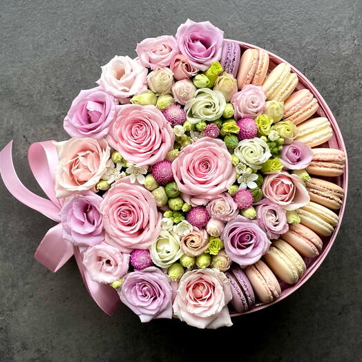 Round box with macaroons - size Large