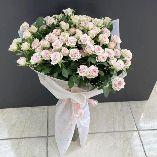 Delicate spray roses bouquet