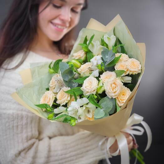 Bukiet z roż gałązkowych i alstremerii