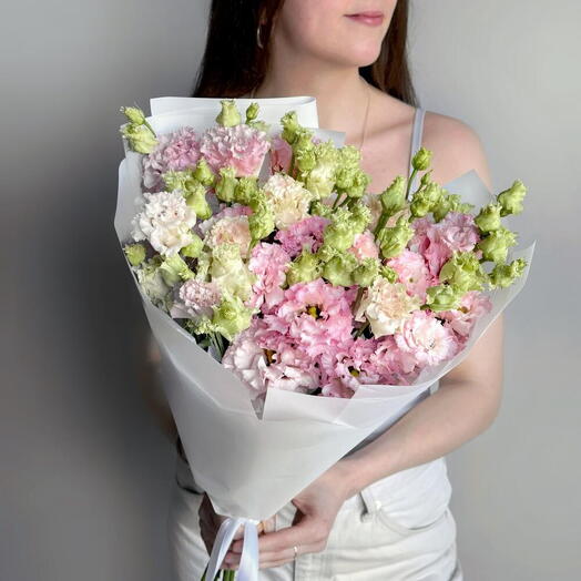 Un delicato bouquet di eustoma (lyssandra) completamente rosa.